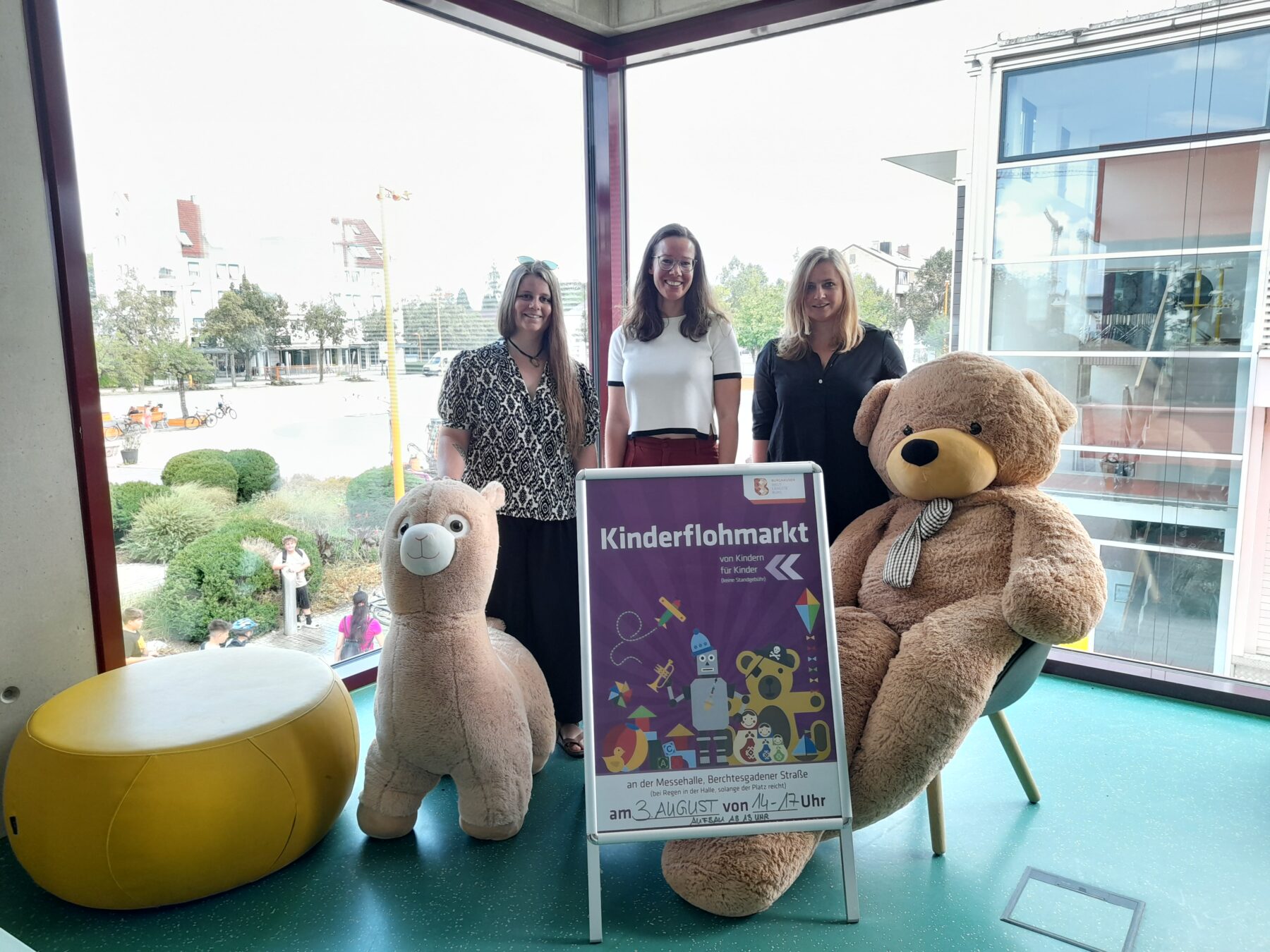 Familien & Sozialreferentin Johanna Schachtl (v l n r ), Christine Auberger und Judith Nitsch vom Haus der Familie freuen sich auf viele Kinder und Jugendliche, die ihre Spielsachen verkaufen  Fotocredit: Stadt Burghausen/Haus der Familie