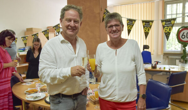 Zur Verabschiedung nach jahrzehntelangem Einsatz für die Stadt Burghausen gratulierte Erster Bürgermeister Florian Schneider Monika Prenninger, zuletzt langjährige Leiterin des Melde- und Gewerbeamtes und später auch des Wahlamtes. Fotocredit: Stadt Burghausen/tg