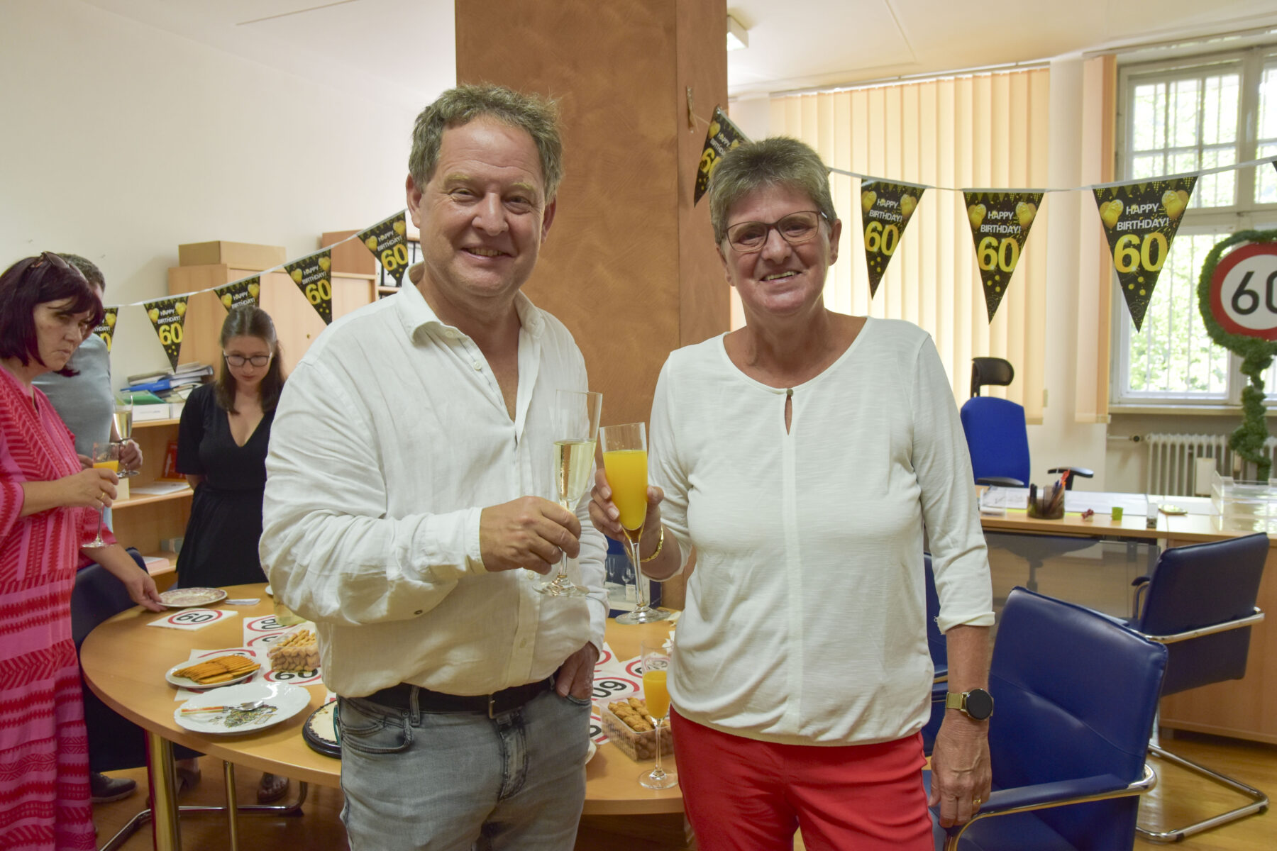 Zur Verabschiedung nach jahrzehntelangem Einsatz für die Stadt Burghausen gratulierte Erster Bürgermeister Florian Schneider Monika Prenninger, zuletzt langjährige Leiterin des Melde und Gewerbeamtes und später auch des Wahlamtes Fotocredit: Stadt Burghausen/tg