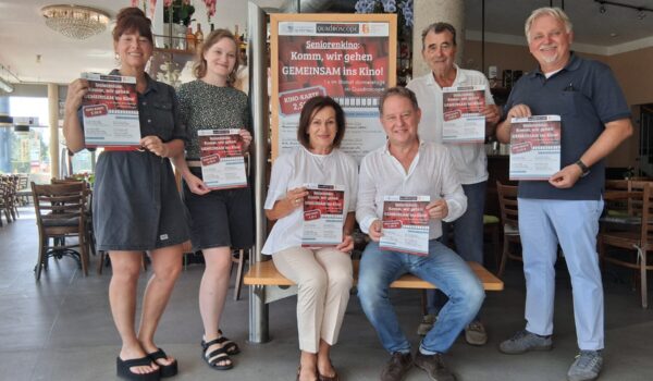 2026_08_10_Stadt_Burghausen_Seniorenkino_Fortsetzung Sie stehen hinter dem Projekt Seniorenkino (v.l.): Katrin Krumbachner (Landratsamt Altötting), Veronika Alfranseder (Seniorenbüro), Claudia Semmler (Sprecherin der Arbeitsgemeinschaft Senioren Burghausen), Erster Bürgermeister Florian Schneider, Altbürgermeister Hans Steindl (VdK-Ortsvorsitzender) und Heinz Donner (Seniorenreferent). Fotocredit: Stadt Burghausen/tg