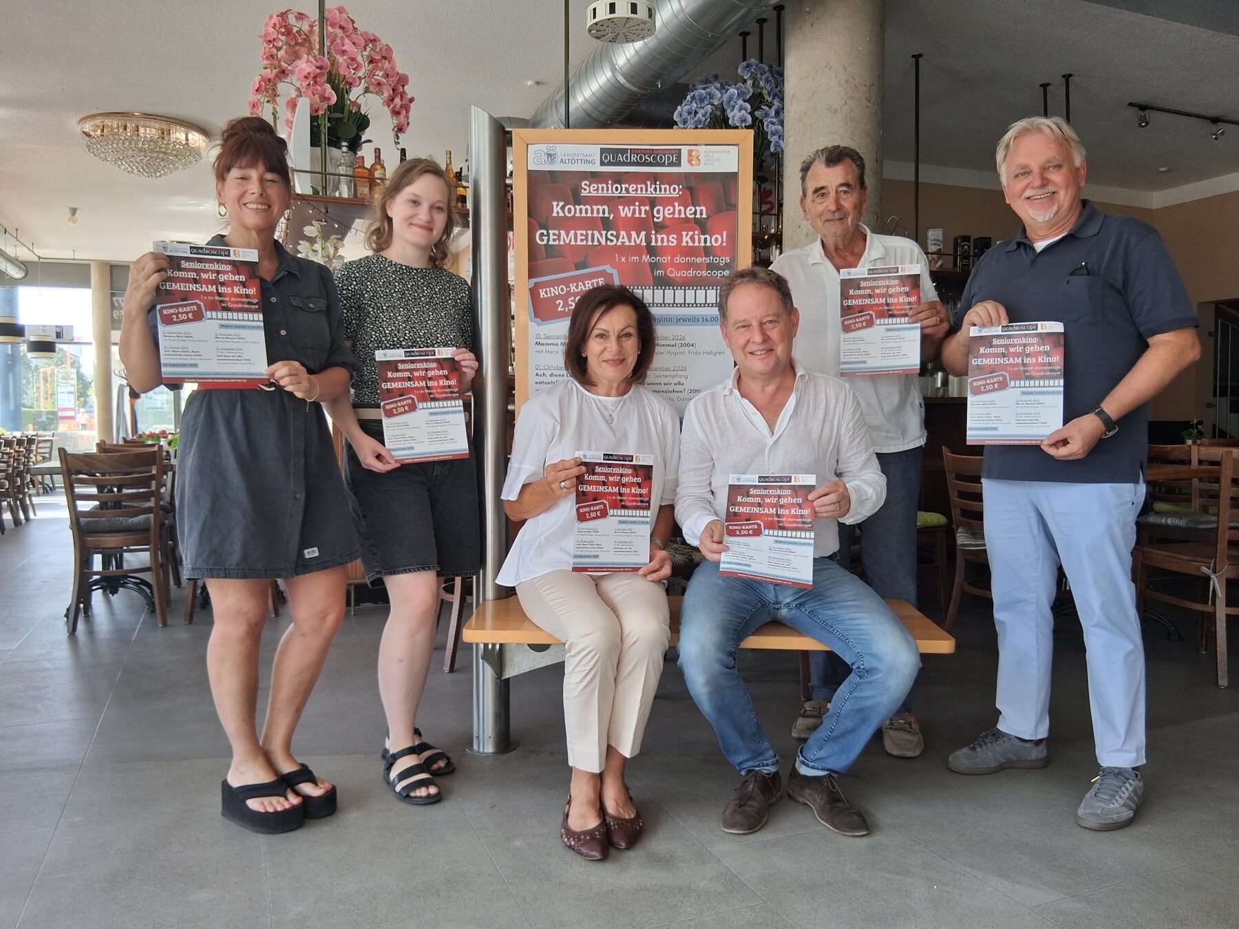 Sie stehen hinter dem Projekt Seniorenkino (v l ): Katrin Krumbachner (Landratsamt Altötting), Veronika Alfranseder (Seniorenbüro),  Claudia Semmler (Sprecherin der Arbeitsgemeinschaft Senioren Burghausen), Erster Bürgermeister Florian Schneider, Altbürgermeister Hans Steindl (VdK Ortsvorsitzender) und Heinz Donner (Seniorenreferent)  Fotocredit: Stadt Burghausen/tg
