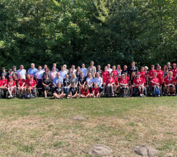 Eranstaltet werden die Camps von der Y E S  Sportmarketing GmbH  Hauptpartner sind 2026 die MSD Sharp & Dohme GmbH und Sonepar Deutschland GmbH  Foto: Beim Grenzenlos Camp kommen Jugendliche mit und ohne Behinderung zusammen, um gemeinsam die eigenen Grenzen zu überwinden  Beim Besuchstag konnten auch die Gäste aus Politik, Wirtschaft und Gesellschaft ihre eigenen Perspektiven in einem interaktiven Parcours wechseln  Fotocredit: Stadt Burghausen/tg