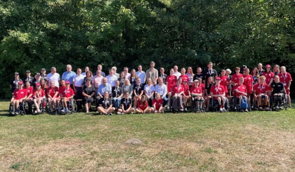 2026_08_13_Stadt Burghausen_Grenzenlos_Camp_Schaffelhuber_Gruppe_Teilnehmer eranstaltet werden die Camps von der Y.E.S. Sportmarketing GmbH. Hauptpartner sind 2026 die MSD Sharp & Dohme GmbH und Sonepar Deutschland GmbH. Foto: Beim Grenzenlos Camp kommen Jugendliche mit und ohne Behinderung zusammen, um gemeinsam die eigenen Grenzen zu überwinden. Beim Besuchstag konnten auch die Gäste aus Politik, Wirtschaft und Gesellschaft ihre eigenen Perspektiven in einem interaktiven Parcours wechseln. Fotocredit: Stadt Burghausen/tg