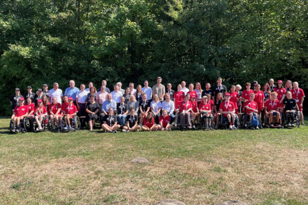 eranstaltet werden die Camps von der Y.E.S. Sportmarketing GmbH. Hauptpartner sind 2026 die MSD Sharp & Dohme GmbH und Sonepar Deutschland GmbH. Foto: Beim Grenzenlos Camp kommen Jugendliche mit und ohne Behinderung zusammen, um gemeinsam die eigenen Grenzen zu überwinden. Beim Besuchstag konnten auch die Gäste aus Politik, Wirtschaft und Gesellschaft ihre eigenen Perspektiven in einem interaktiven Parcours wechseln. Fotocredit: Stadt Burghausen/tg
