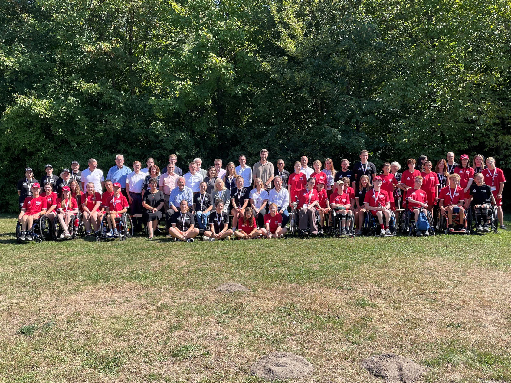 Eranstaltet werden die Camps von der Y E S Sportmarketing GmbH Hauptpartner sind 2026 die MSD Sharp & Dohme GmbH und Sonepar Deutschland GmbH Foto: Beim Grenzenlos Camp kommen Jugendliche mit und ohne Behinderung zusammen, um gemeinsam die eigenen Grenzen zu überwinden Beim Besuchstag konnten auch die Gäste aus Politik, Wirtschaft und Gesellschaft ihre eigenen Perspektiven in einem interaktiven Parcours wechseln Fotocredit: Stadt Burghausen/tg