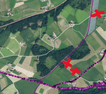 Aufgrund der Sanierung der Bahnübergange Lehner und Mühlweg muss die Gemeindestraße zwischen der Berghamer Straße und Lehner sowie der Mühlweg von Montag, 21  September, bis voraussichtlich Donnerstag, 05  November 2026, vollständig für den Verkehr gesperrt werden 