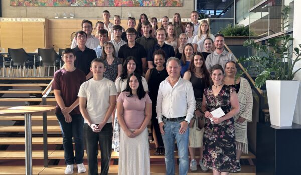 Erster Bürgermeister Florian Schneider zeichnet Schul- und Berufsabsolventen im Bürgerhaus aus