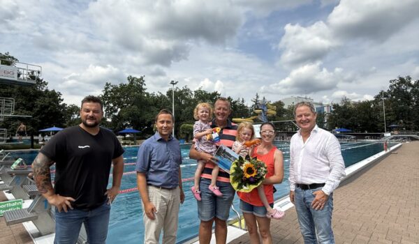 PM 156 Freibad Fam Kronberger 100.000 Badegast Erster Bürgermeister Florian Schneider begrüßte gemeinsam mit Bäderleiter Stefan Sajdak und Florian Moser die Familie Kornberger aus Ampfing als 100.000. Badegäste der Freibadsaison 2026 im Burghauser Freibad. Zur Überraschung gab es Blumen für Susanne Kornberger, Taucherbrillen für Teresa und Valentina sowie eine Saisonkarte 2027 für die ganze Familie. Fotocredit: Stadt Burghausen / köx