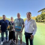 Erster Bürgermeister Florian Schneider und Bäderleiter Florian Moser begrüßten das Ehepaar Rosmarie und Richard Siegerd aus Haiming als 100 000 Badegäste  Das Ehepaar ist Stammgast und besucht den See mindestens vier Mal pro Woche  „Wir schätzen die sehr gute Wasserqualität und die natürliche Beschattung  Das Flair ist einzigartig und wenn wir am Vormittag da sind ist es auch noch schön ruhig“, so die Siegerds  Als kleine Aufmerksamkeit überreicht das Stadtoberhaupt Blumen und eine Saisonkarte für das nächste Jahr 