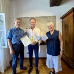 20 Jahre Städtepartnerschaft mit Sulmona: Barbara Hertlein und Konrad Kammergruber überreichten Erstem Bürgermeister Florian Schneider im Rathaus die Jubiläumsurkunde sowie herzliche Grüße und Geschenke aus der italienischen Partnerstadt 