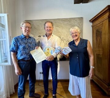 20 Jahre Städtepartnerschaft mit Sulmona: Barbara Hertlein und Konrad Kammergruber überreichten Erstem Bürgermeister Florian Schneider im Rathaus die Jubiläumsurkunde sowie herzliche Grüße und Geschenke aus der italienischen Partnerstadt 