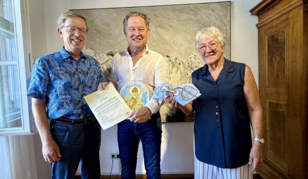 PM 161 Übergabe Urkaunde 20 Jahre Sulmona Städtepartnerscahft 20 Jahre Städtepartnerschaft mit Sulmona: Barbara Hertlein und Konrad Kammergruber überreichten Erstem Bürgermeister Florian Schneider im Rathaus die Jubiläumsurkunde sowie herzliche Grüße und Geschenke aus der italienischen Partnerstadt.