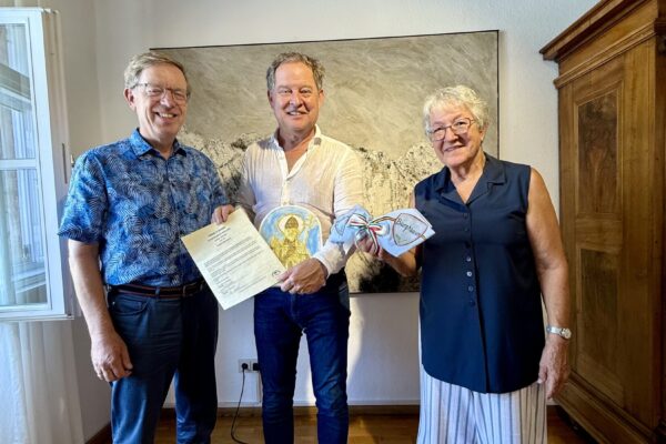 20 Jahre Städtepartnerschaft mit Sulmona: Barbara Hertlein und Konrad Kammergruber überreichten Erstem Bürgermeister Florian Schneider im Rathaus die Jubiläumsurkunde sowie herzliche Grüße und Geschenke aus der italienischen Partnerstadt.