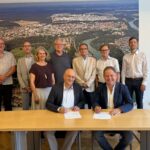 Der Aufsichtsrat der Energieversorgung Burghausen (EBG), besetzt mit Vertretern des Stadtrates und der Energie Südbayern (ESB), freut sich über den einstimmigen Beschluss zum Fernwärmeprojekt  Im Bild vorne (v  l ): ESB Geschäftsführer Marcus Böske und Erster Bürgermeister Florian Schneider 