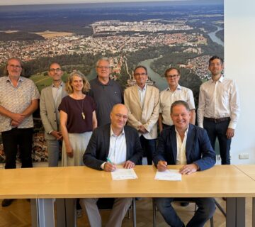 Der Aufsichtsrat der Energieversorgung Burghausen (EBG), besetzt mit Vertretern des Stadtrates und der Energie Südbayern (ESB), freut sich über den einstimmigen Beschluss zum Fernwärmeprojekt  Im Bild vorne (v  l ): ESB Geschäftsführer Marcus Böske und Erster Bürgermeister Florian Schneider 