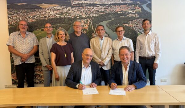 Der Aufsichtsrat der Energieversorgung Burghausen (EBG), besetzt mit Vertretern des Stadtrates und der Energie Südbayern (ESB), freut sich über den einstimmigen Beschluss zum Fernwärmeprojekt. Im Bild vorne (v. l.): ESB-Geschäftsführer Marcus Böske und Erster Bürgermeister Florian Schneider.