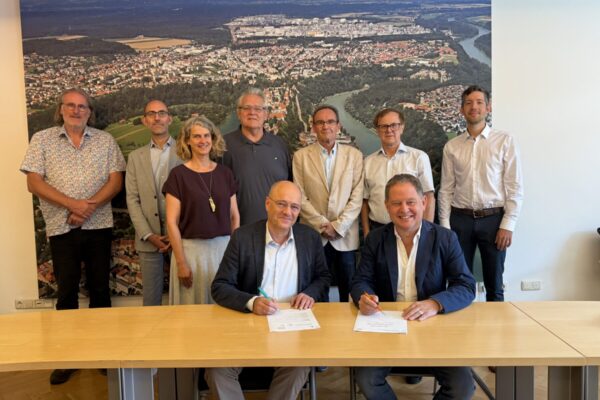 Der Aufsichtsrat der Energieversorgung Burghausen (EBG), besetzt mit Vertretern des Stadtrates und der Energie Südbayern (ESB), freut sich über den einstimmigen Beschluss zum Fernwärmeprojekt. Im Bild vorne (v. l.): ESB-Geschäftsführer Marcus Böske und Erster Bürgermeister Florian Schneider. Der Aufsichtsrat der Energieversorgung Burghausen (EBG), besetzt mit Vertretern des Stadtrates und der Energie Südbayern (ESB), freut sich über den einstimmigen Beschluss zum Fernwärmeprojekt. Im Bild vorne (v. l.): ESB-Geschäftsführer Marcus Böske und Erster Bürgermeister Florian Schneider.