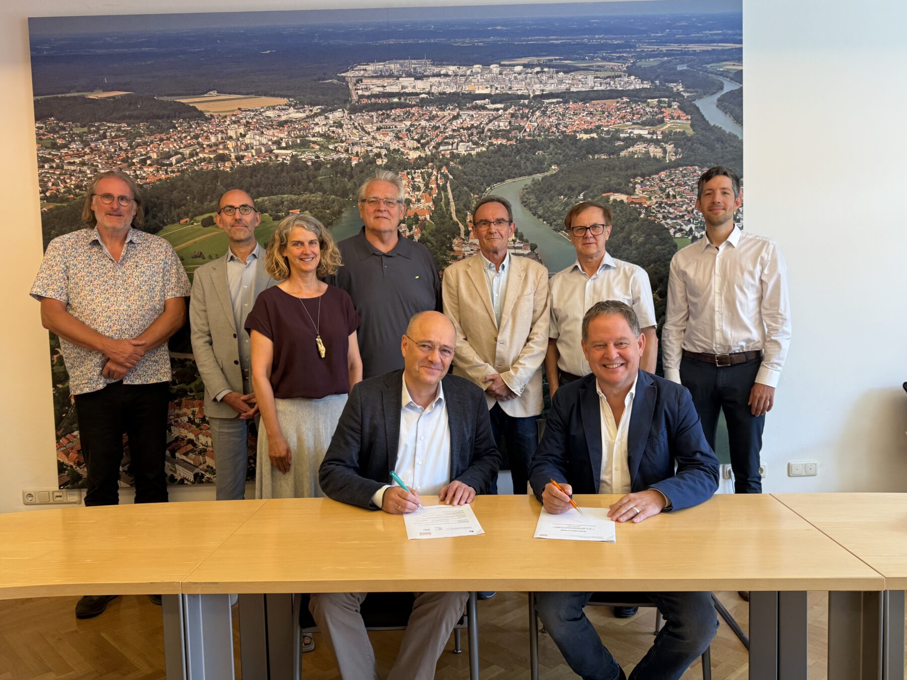 Der Aufsichtsrat der Energieversorgung Burghausen (EBG), besetzt mit Vertretern des Stadtrates und der Energie Südbayern (ESB), freut sich über den einstimmigen Beschluss zum Fernwärmeprojekt Im Bild vorne (v l ): ESB Geschäftsführer Marcus Böske und Erster Bürgermeister Florian Schneider