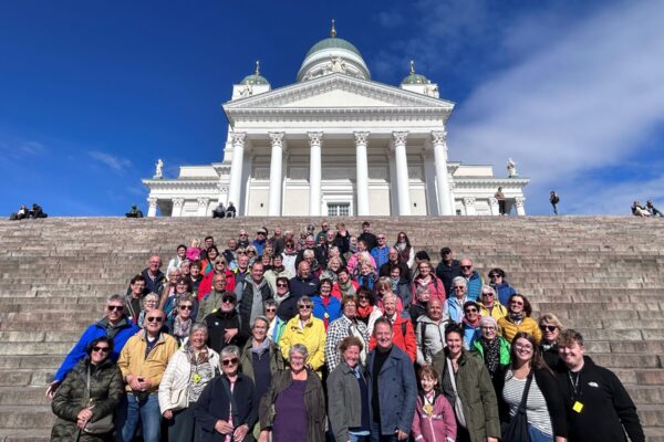 Gruppenfoto in Helsinki: Die finnische Hauptstadt war neben den drei Ländern des Baltikums Ziel der diesjährigen Burghauser Städtereise. Fotocredit: Stadt Burghausen Gruppenfoto in Helsinki: Die finnische Hauptstadt war neben den drei Ländern des Baltikums Ziel der diesjährigen Burghauser Städtereise. Fotocredit: Stadt Burghausen