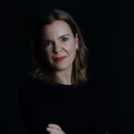 Regina Denk stammt aus Tann im Landkreis Rottal Inn und lebt heute wieder in ihrer niederbayerischen Heimat  Ihre Liebe zu dieser Landschaft und ihre genaue Kenntnis der Menschen und ihrer Lebenswelt prägen auch ihr Schreiben  Beruflich ist sie als Verlagsfrau und Lektorin tätig und leitet beim EMF Verlag das Lektorat für Belletristik und Sachbuch 
