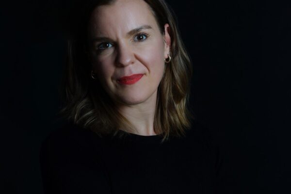Regina Denk stammt aus Tann im Landkreis Rottal-Inn und lebt heute wieder in ihrer niederbayerischen Heimat. Ihre Liebe zu dieser Landschaft und ihre genaue Kenntnis der Menschen und ihrer Lebenswelt prägen auch ihr Schreiben. Beruflich ist sie als Verlagsfrau und Lektorin tätig und leitet beim EMF Verlag das Lektorat für Belletristik und Sachbuch. Regina Denk stammt aus Tann im Landkreis Rottal-Inn und lebt heute wieder in ihrer niederbayerischen Heimat. Ihre Liebe zu dieser Landschaft und ihre genaue Kenntnis der Menschen und ihrer Lebenswelt prägen auch ihr Schreiben. Beruflich ist sie als Verlagsfrau und Lektorin tätig und leitet beim EMF Verlag das Lektorat für Belletristik und Sachbuch.