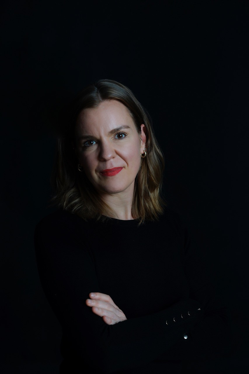 Regina Denk stammt aus Tann im Landkreis Rottal Inn und lebt heute wieder in ihrer niederbayerischen Heimat  Ihre Liebe zu dieser Landschaft und ihre genaue Kenntnis der Menschen und ihrer Lebenswelt prägen auch ihr Schreiben  Beruflich ist sie als Verlagsfrau und Lektorin tätig und leitet beim EMF Verlag das Lektorat für Belletristik und Sachbuch 