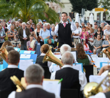 Michael Obernhuber, Dirigent der Werkkapelle, bei der Herbstserenade 2025  (Quelle: WACKER)