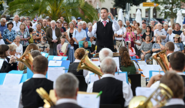 Herbstserenade Michael Obernhuber, Dirigent der Werkkapelle, bei der Herbstserenade 2025. (Quelle: WACKER)