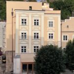 In den letzten Zügen: Aktuell werden an der Hans Stethaimer Schule die letzten Arbeiten vorgenommen  Aber schon jetzt erstrahlt das Gebäude in neuem Glanz  Fotocredit: ÖA