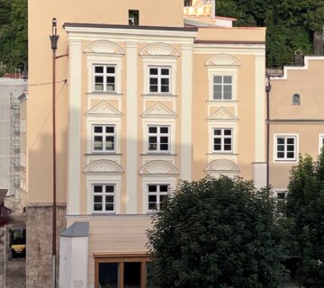 In den letzten Zügen: Aktuell werden an der Hans Stethaimer Schule die letzten Arbeiten vorgenommen  Aber schon jetzt erstrahlt das Gebäude in neuem Glanz  Fotocredit: ÖA