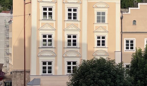 In den letzten Zügen: Aktuell werden an der Hans-Stethaimer-Schule die letzten Arbeiten vorgenommen. Aber schon jetzt erstrahlt das Gebäude in neuem Glanz. Fotocredit: ÖA