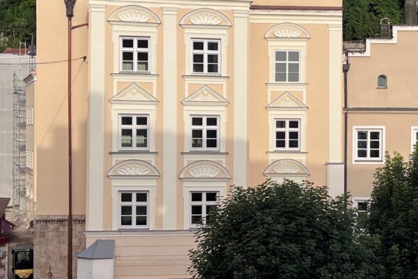 PM 168 Stadt Burghausen Präsentation Hans-Stethaimer-Schule am Tag des offenen Denkmals In den letzten Zügen: Aktuell werden an der Hans-Stethaimer-Schule die letzten Arbeiten vorgenommen. Aber schon jetzt erstrahlt das Gebäude in neuem Glanz. Fotocredit: ÖA