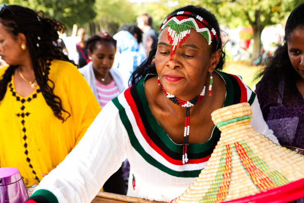 PM 184 Viele verschiedene Kulturen sind vertreten Foto Stadt Burghausen Fest der Kulturen im Stadtpark Burghausen Stand up for Jamaica e.V.: Jamaikanische Küche